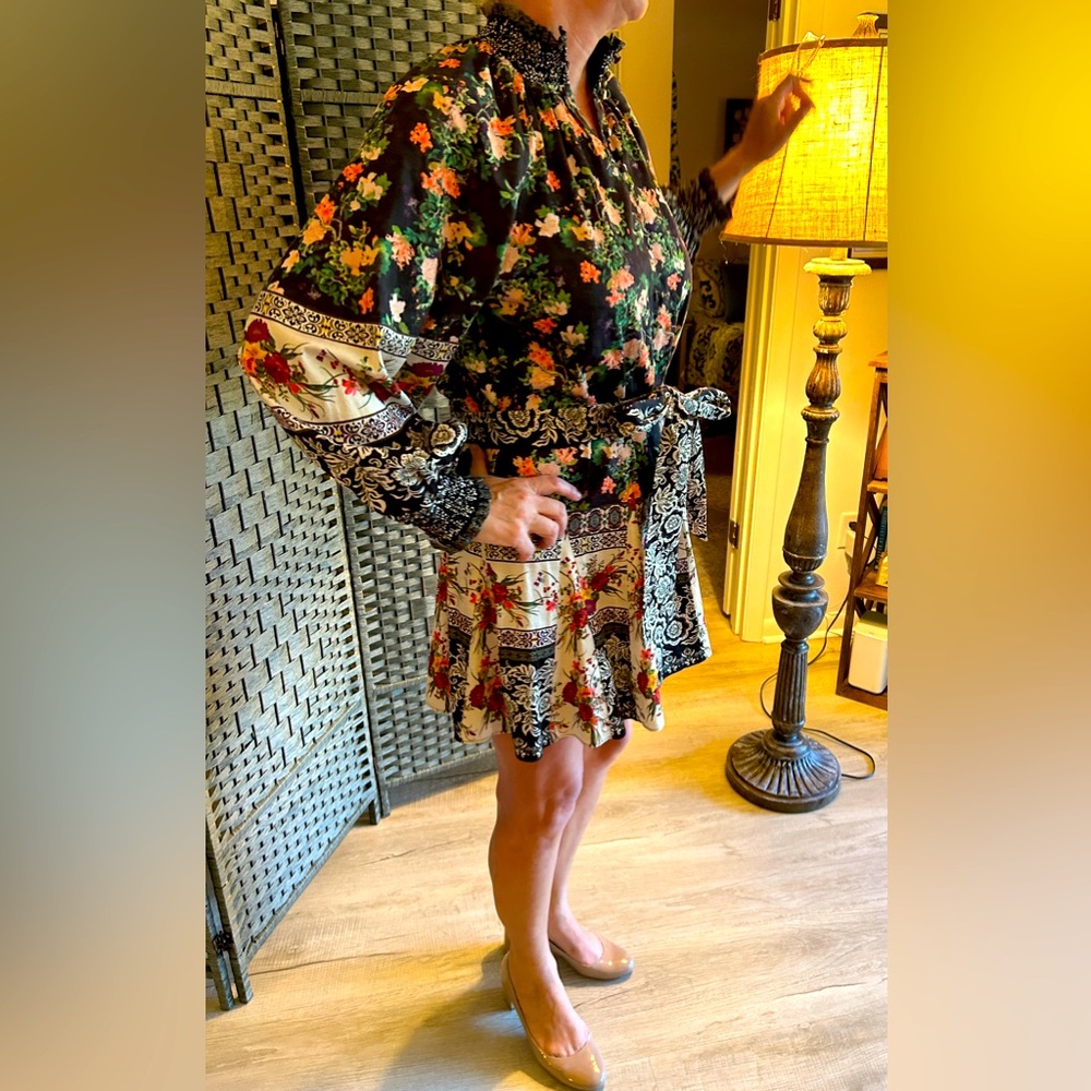 Alice + Olivia FUN black mixed floral mini dress with open collar w/ sash. Sz 10